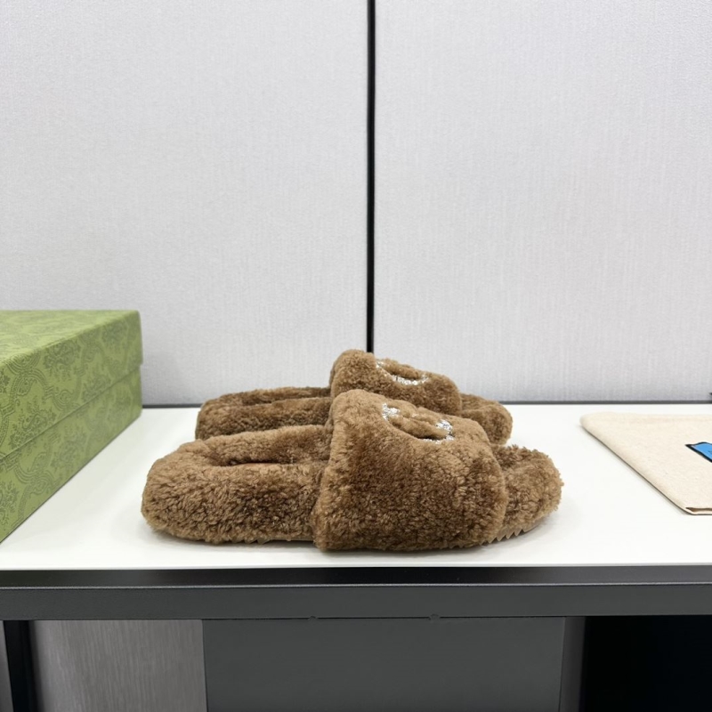 G*u*i slippers